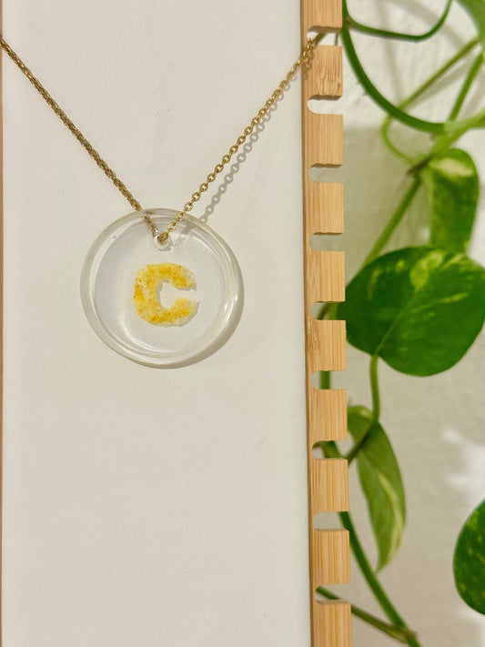 C letra amarillo