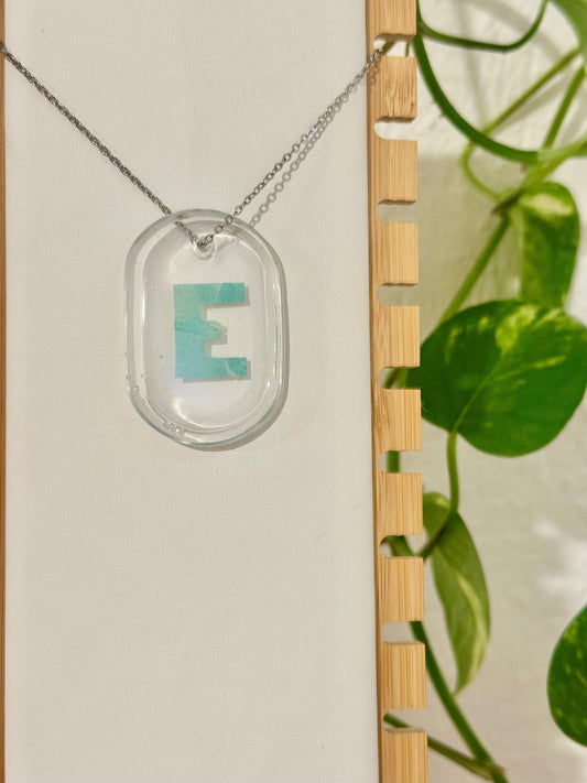 E letra azul