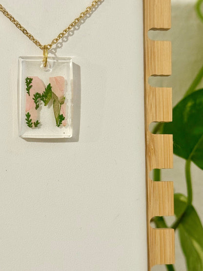 M letra rosa y verde