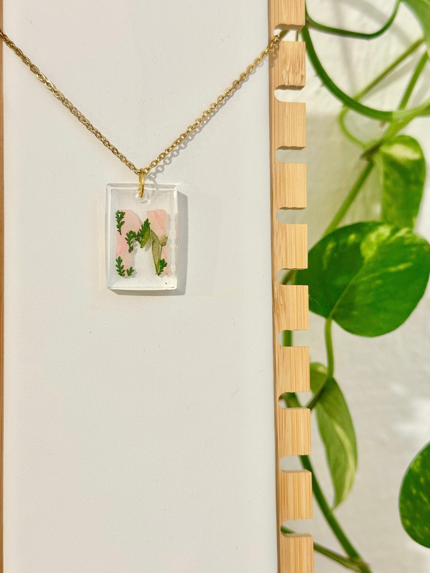 M letra rosa y verde